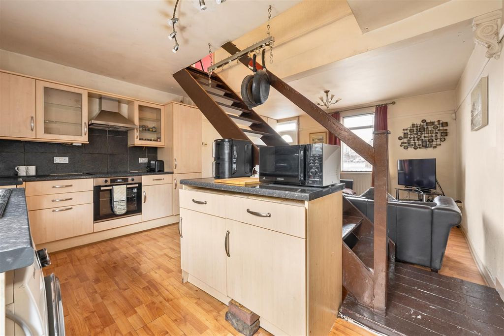 Property photo 3 of 18 Harrow Road, E11