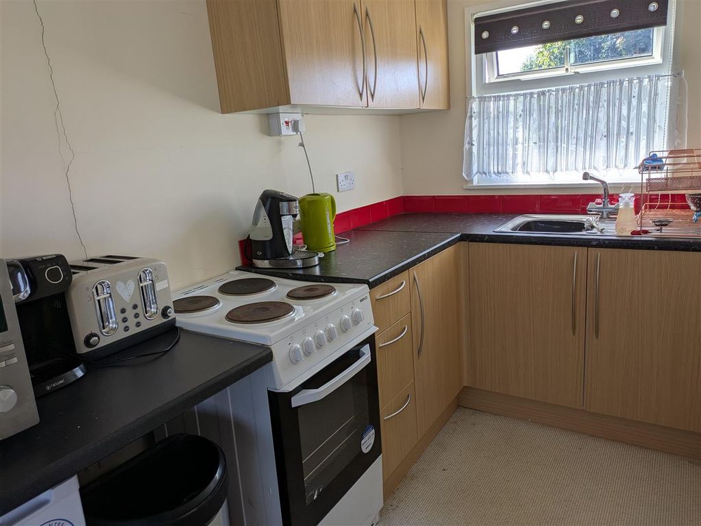 Property photo 3 of 8 Kitchenette