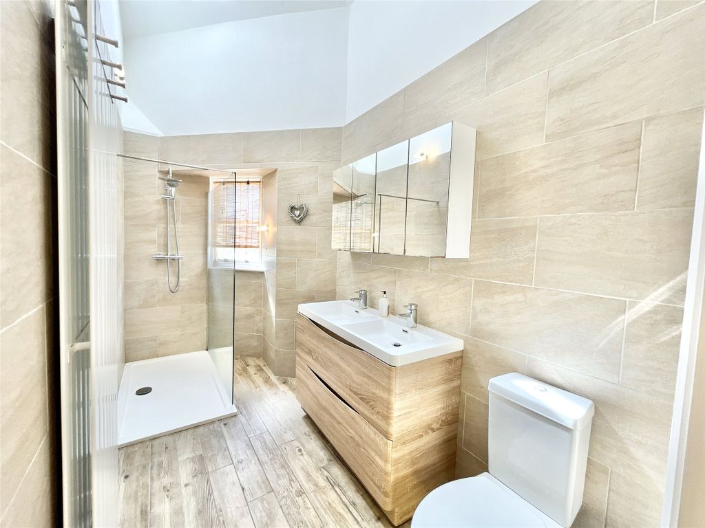 Property photo 3 of 32 Master En-Suite