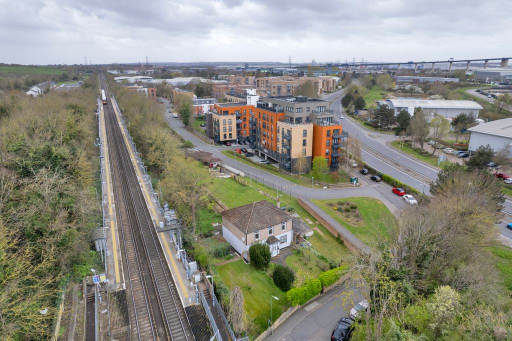 Property photo 3 of 20 Brewery House, St Marys Road, Stone, Dartford, Da9 9Ar