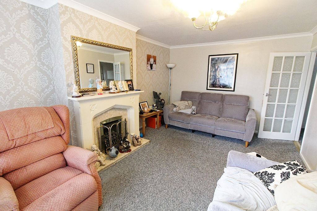 Property photo 3 of 16 Lounge