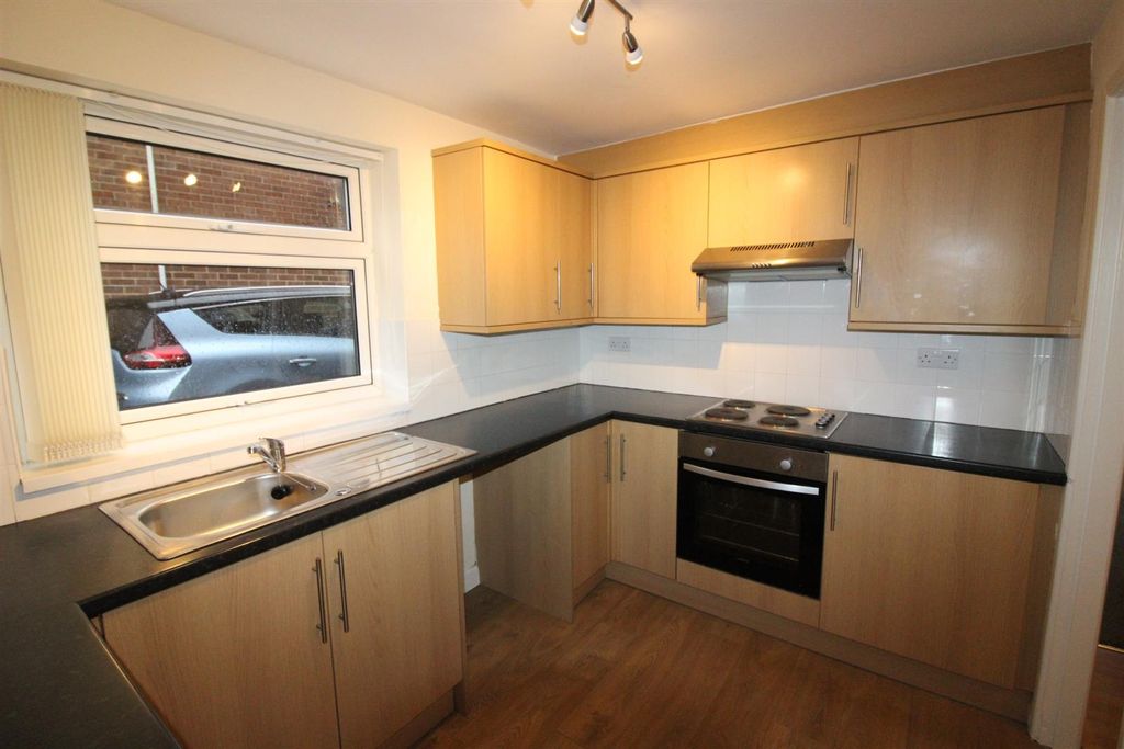 Property photo 3 of 11 Kitchen 2.Jpg