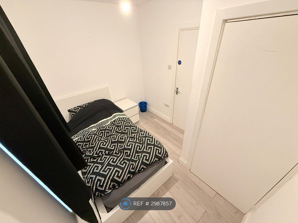 Property photo 3 of 9 Room 5