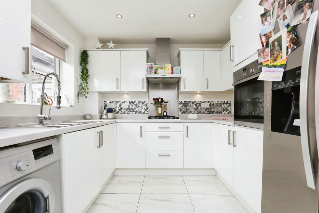 Property photo 2 of 15 Kitchen/Diner