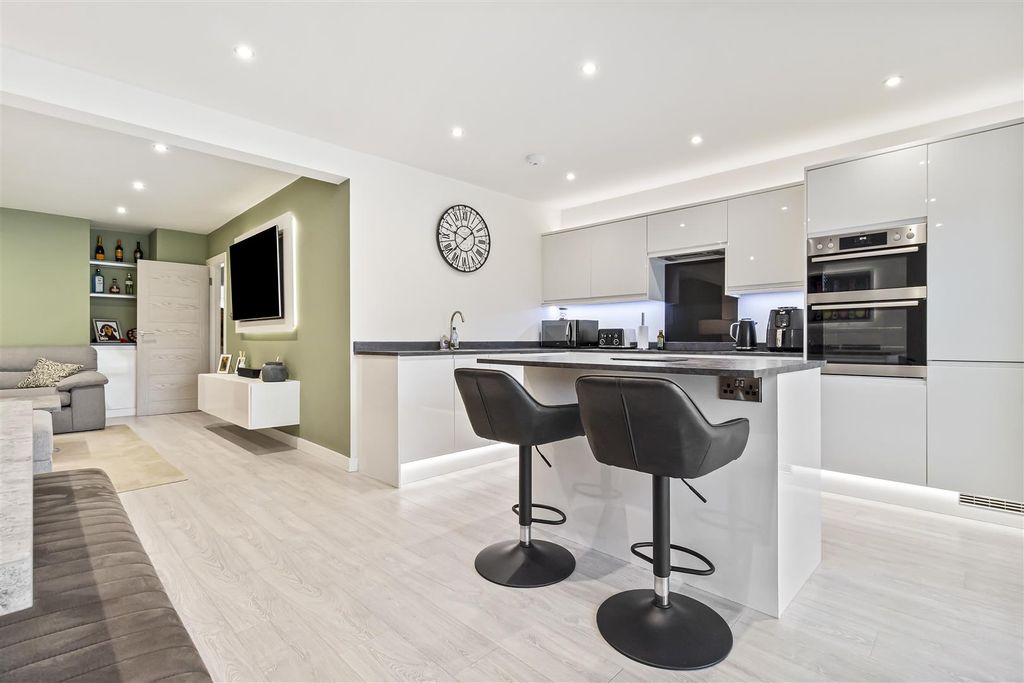 Property photo 3 of 22 42 Terringes Avenue-015.Jpg