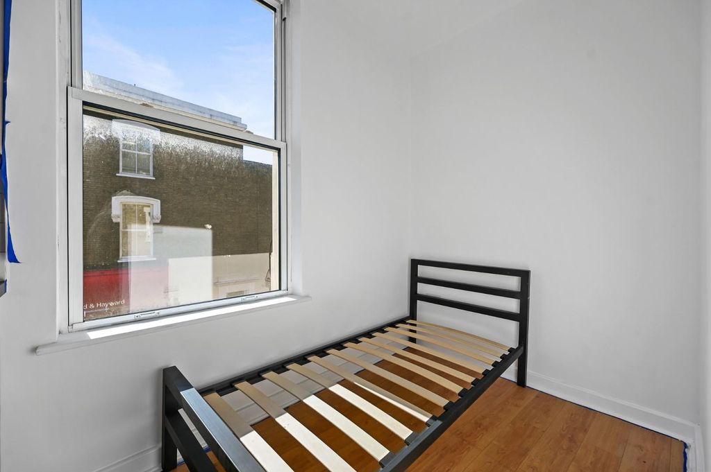 Property photo 1 of 5 Rcfb- Flat 10 132 Shepherds Bush Road- Reception 3