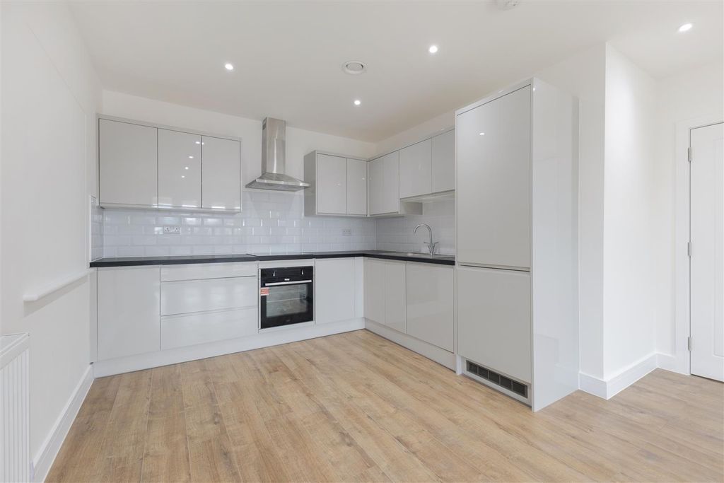 Property photo 3 of 8 114530_Flat-2-8-Coulsdon-Road-7.Jpg