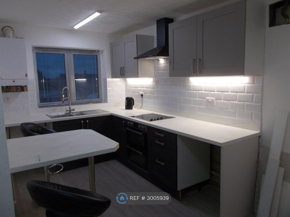 Property photo 2 of 10 Kitchen