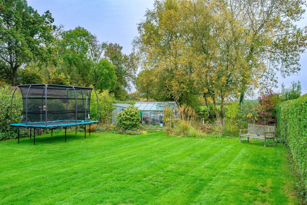 Property photo 2 of 24 Garden