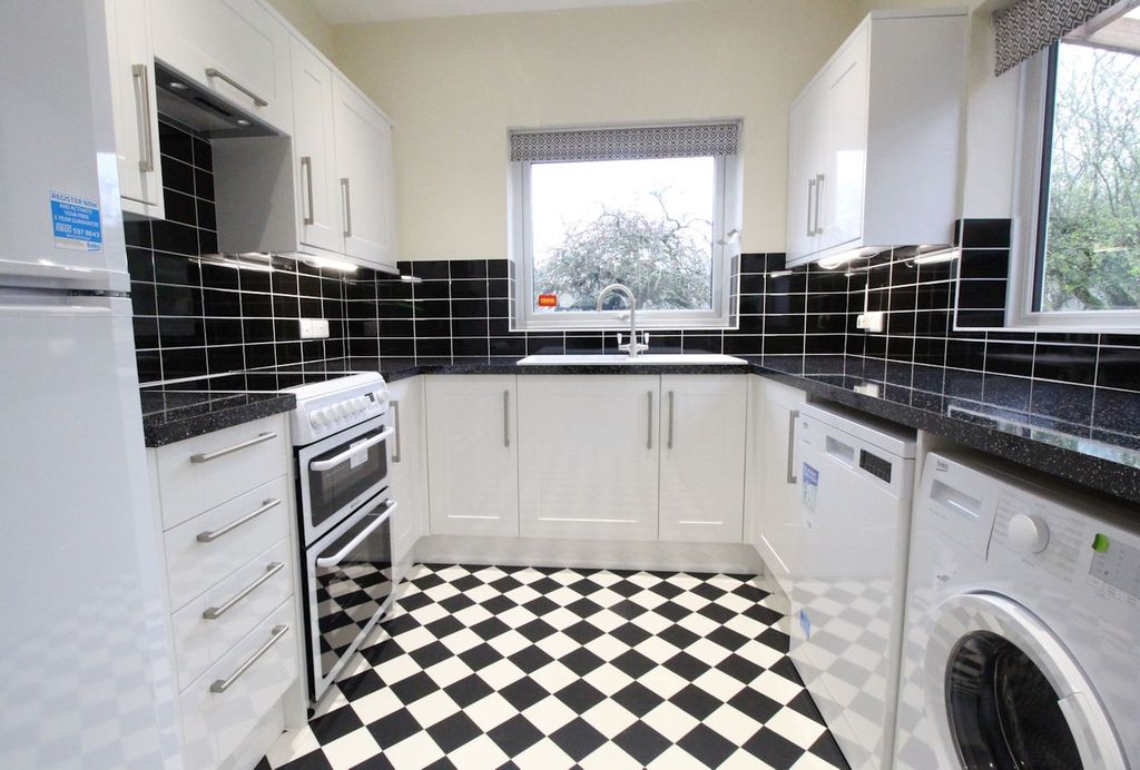 Property photo 2 of 11 Kitchen