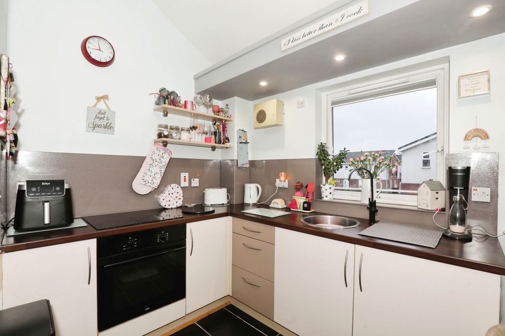 Property photo 3 of 16 Kitchen