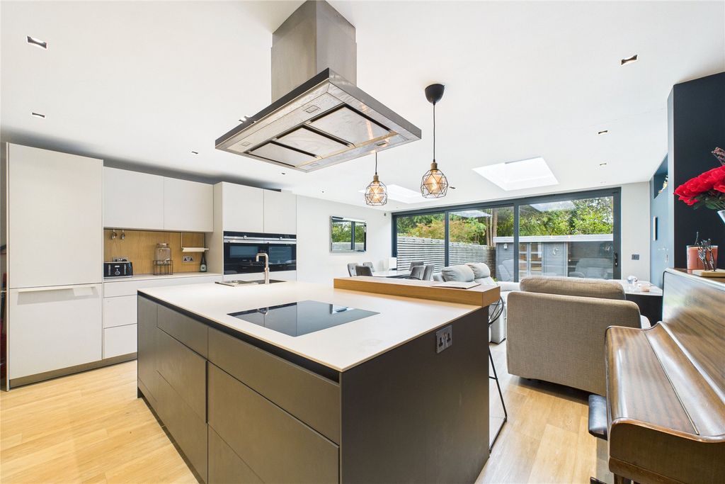 Property photo 2 of 15 Picture No. 35