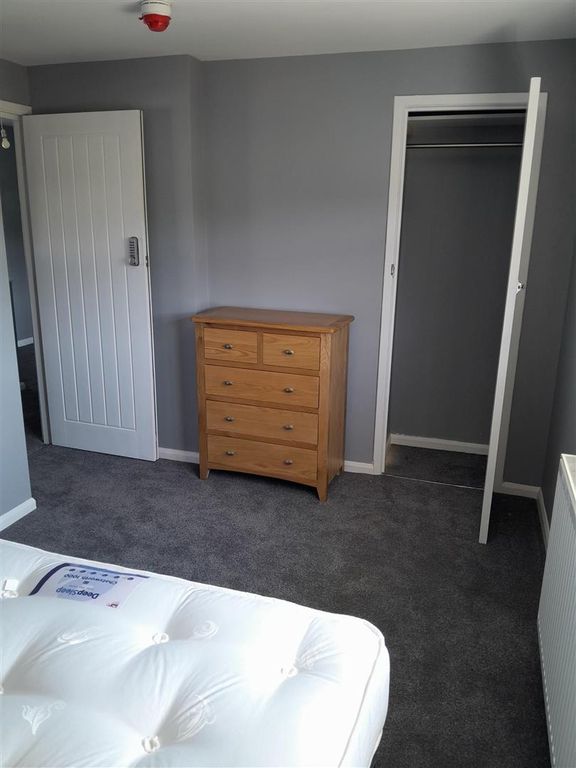Property photo 2 of 6 Bedroom