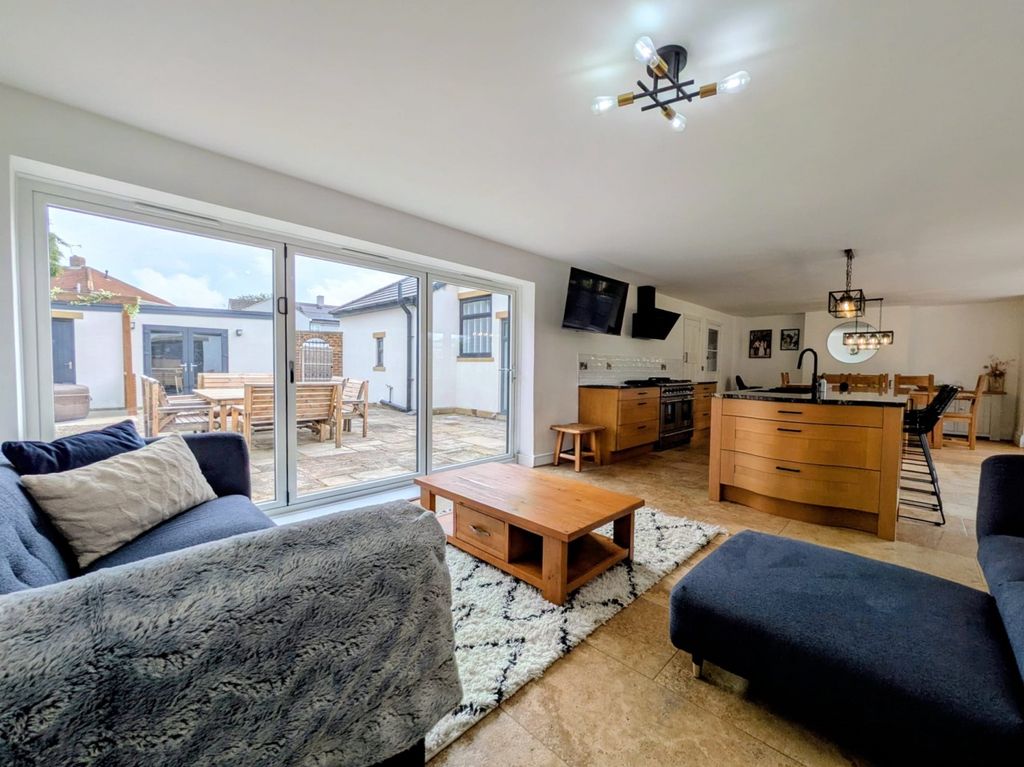 Property photo 3 of 30 B3B885A4-497B-4A47-813F-B5348E61968E