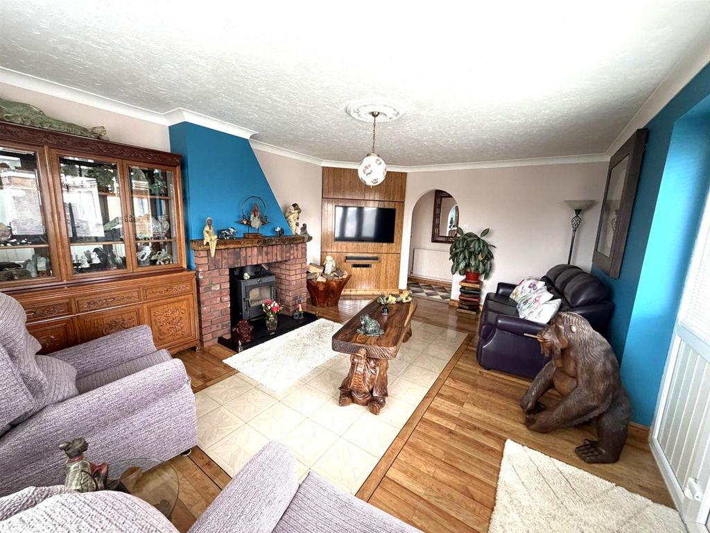 Property photo 3 of 18 Lounge.Jpg