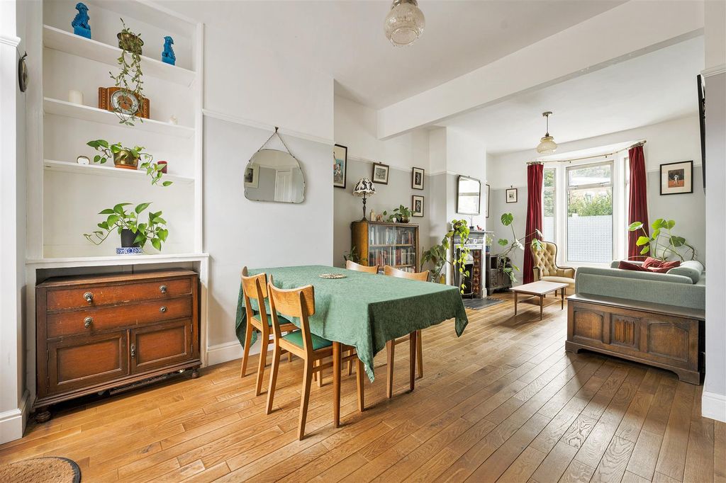 Property photo 3 of 36 Chestnut Avenue, E7
