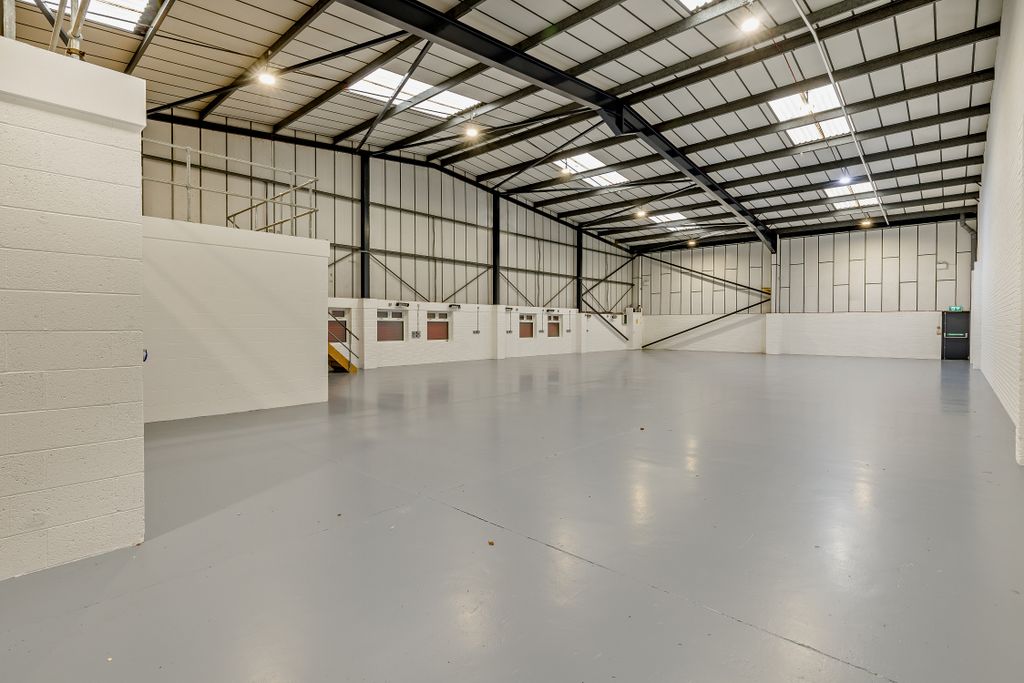 Property photo 3 of 19 8672296-Interior02-800