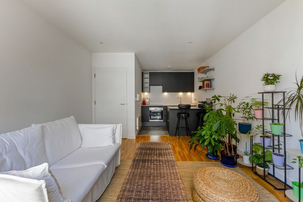 Property photo 1 of 14 Lounge
