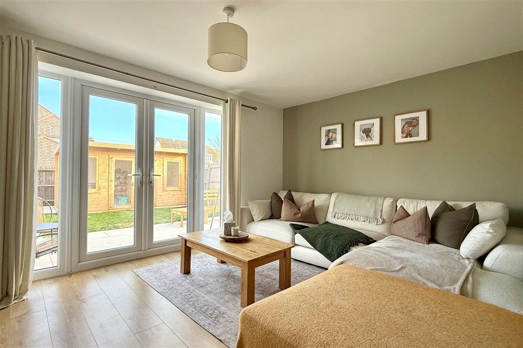 Property photo 3 of 12 Lounge