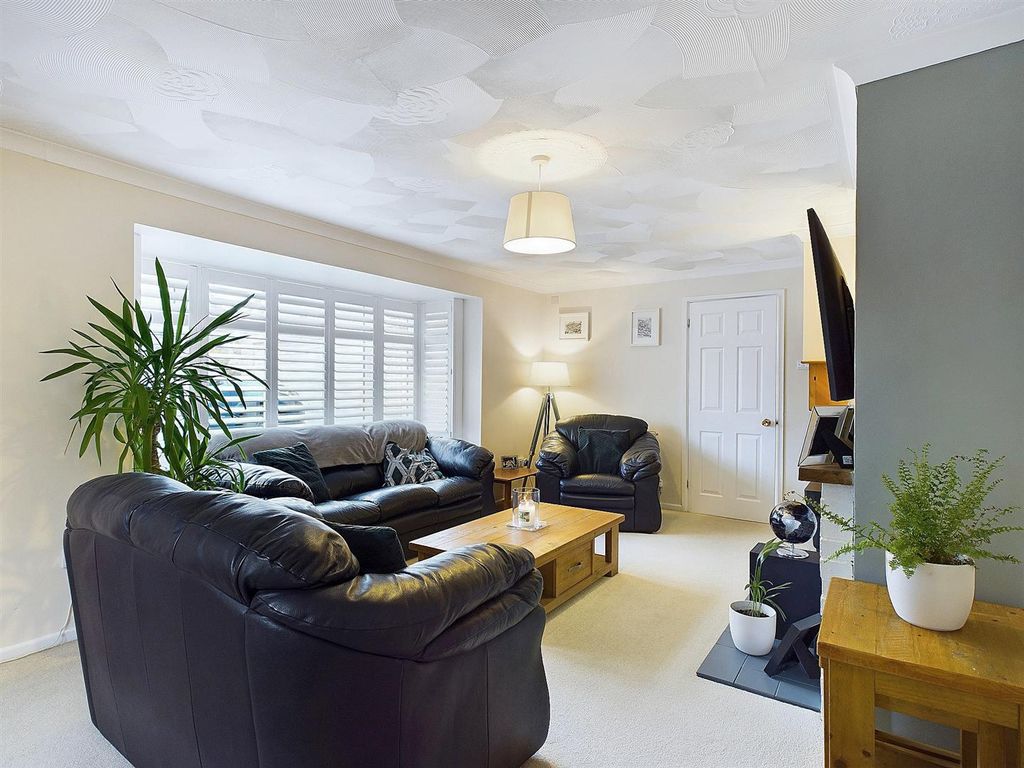 Property photo 3 of 21 Lounge Angle