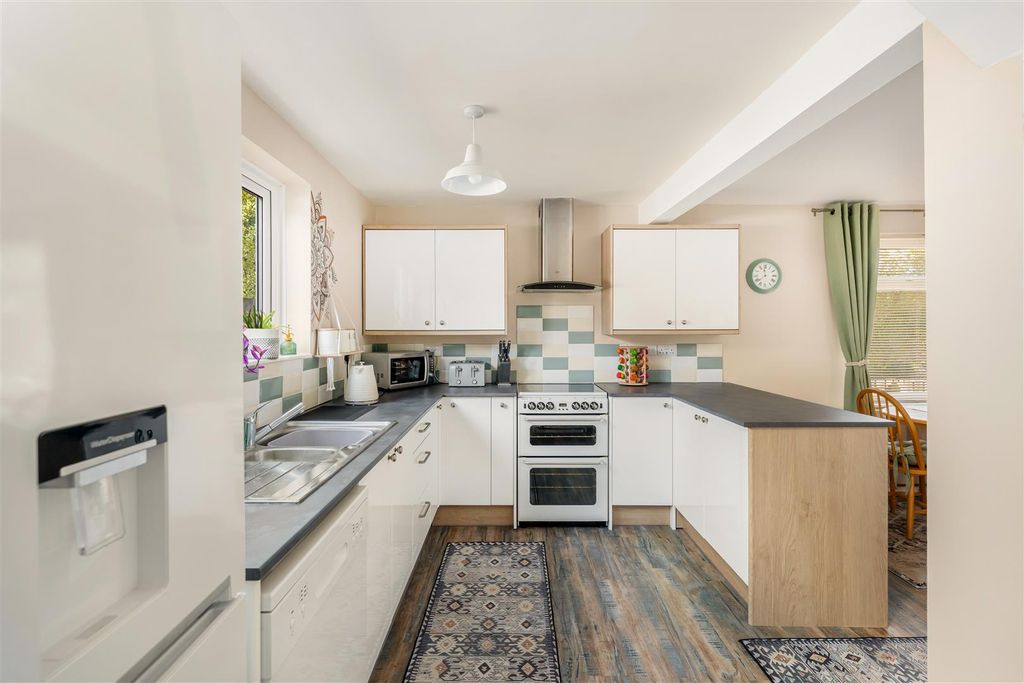 Property photo 2 of 14 24 Margaret Close, Banbury-11.Jpg
