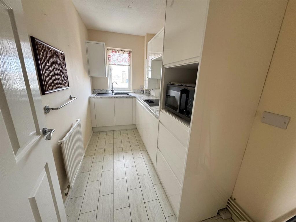 Property photo 2 of 8 Kitchen