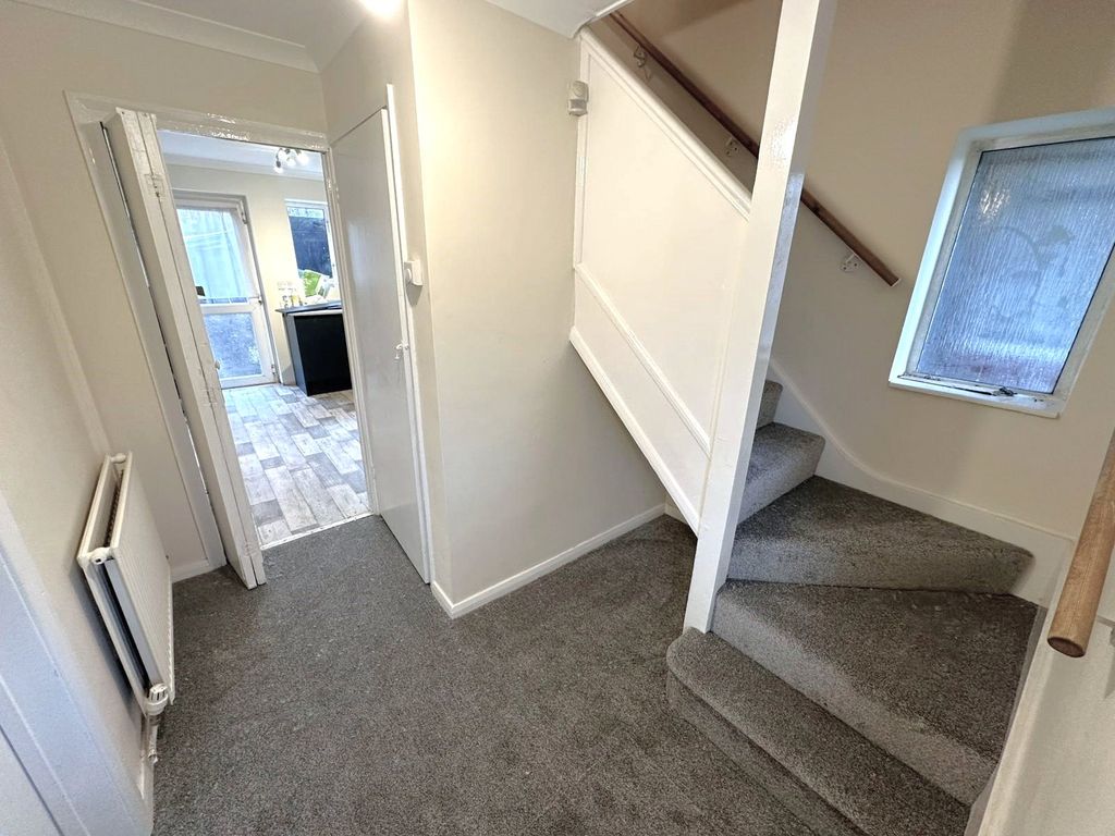 Property photo 3 of 10 Entrance Hall