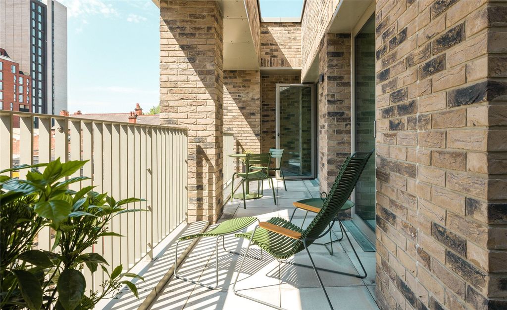 Property photo 2 of 18 Bankside