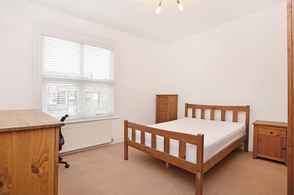 Property photo 2 of 11 A Bright And Tidy Spacious Bedroom Featuring A Dou...