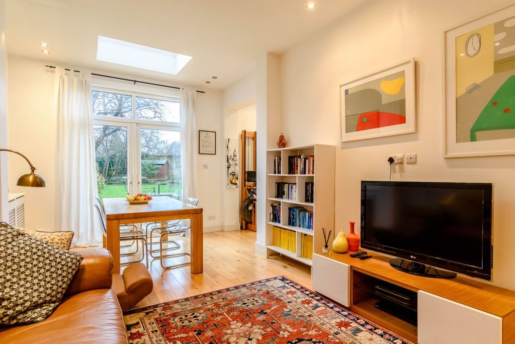 Property photo 2 of 10 8410898-Interior02-8