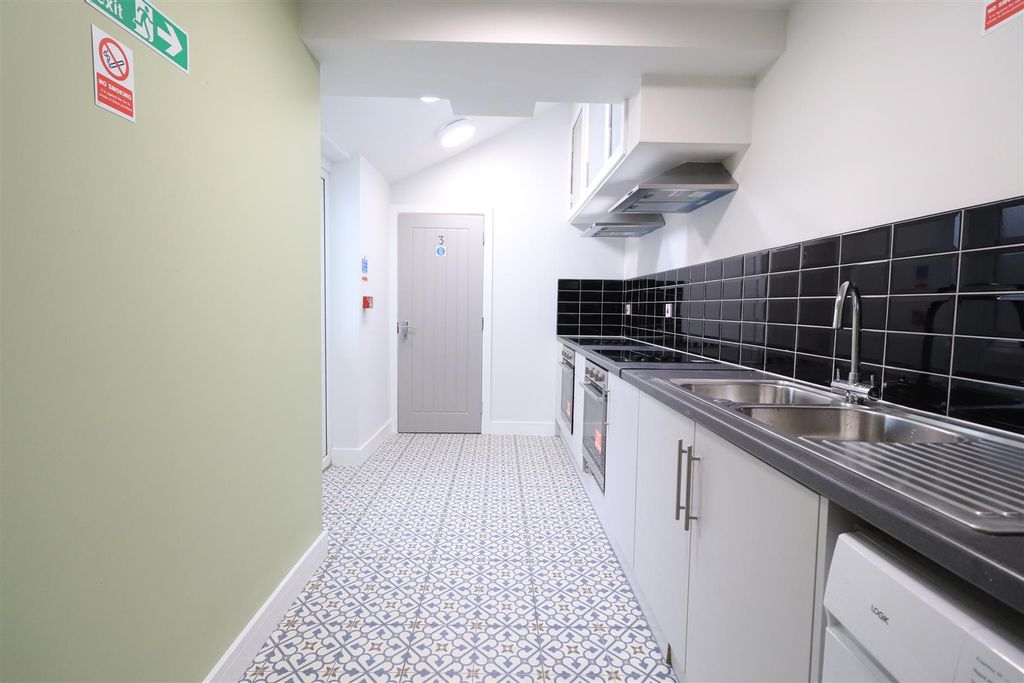 Property photo 1 of 7 Communal Kitchen