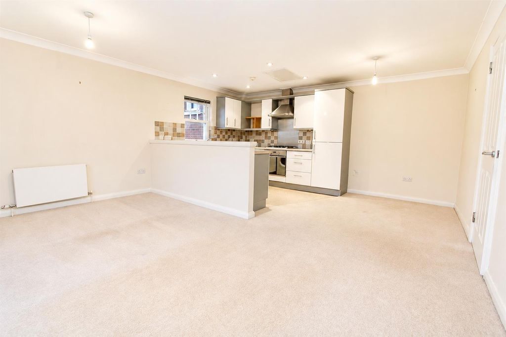 Property photo 3 of 10 Bright And Spacious Open-Plan Living And Kitchen...