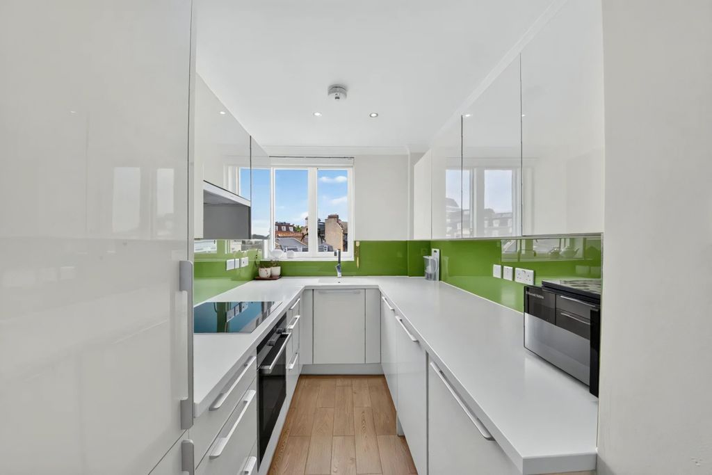 Property photo 2 of 13 Park Crescent