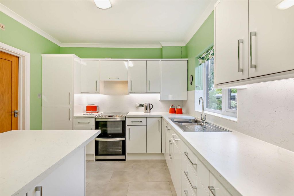 Property photo 3 of 24 8624214-Interior13-800.Jpg