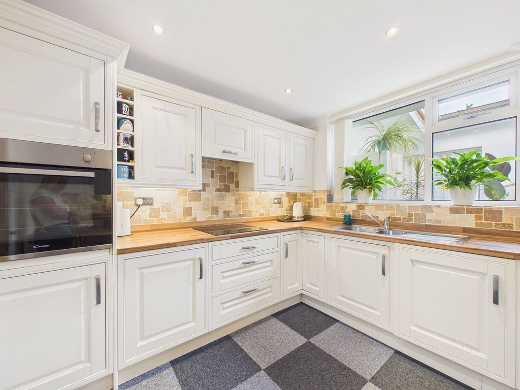 Property photo 2 of 12 Kitchen