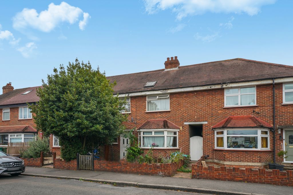 Property photo 1 of 18 Spacious 4-Bedroom Family Home With Private Garden