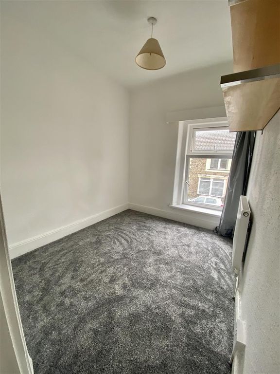 Property photo 1 of 8 Bright Bedroom With Fresh Grey Carpets...