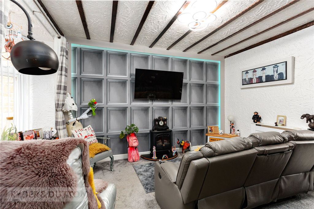 Property photo 3 of 24 Lounge