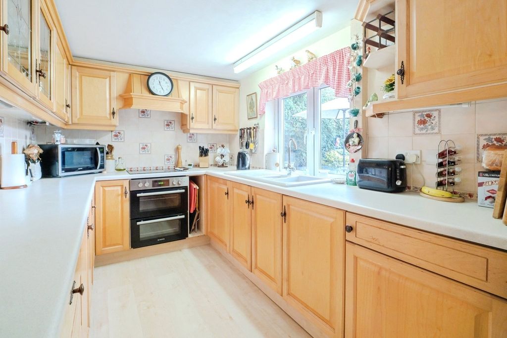 Property photo 3 of 18 Kitchen