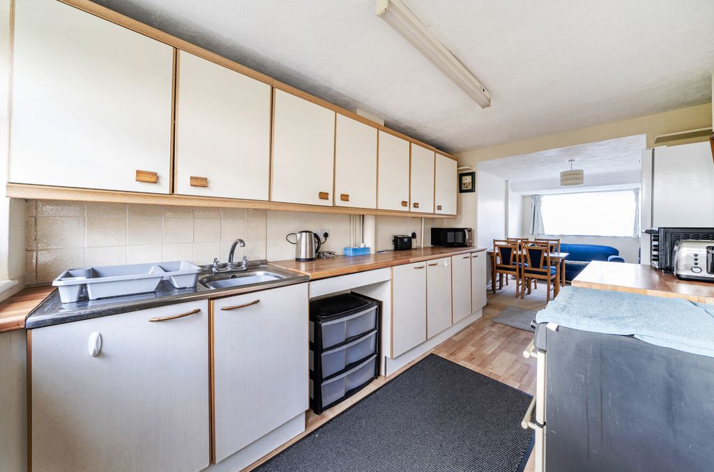 Property photo 2 of 20 Kitchen