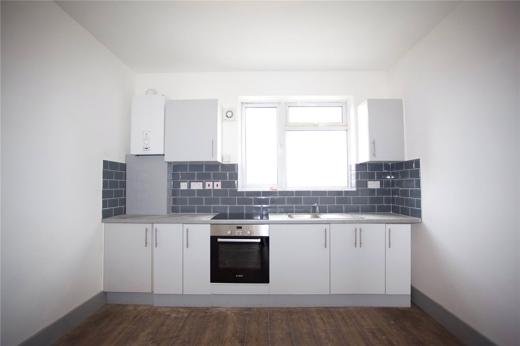 Property photo 2 of 6 Kitchen