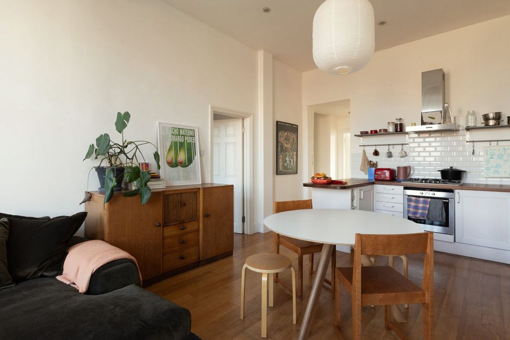 Property photo 3 of 10 King Edward's Road E9