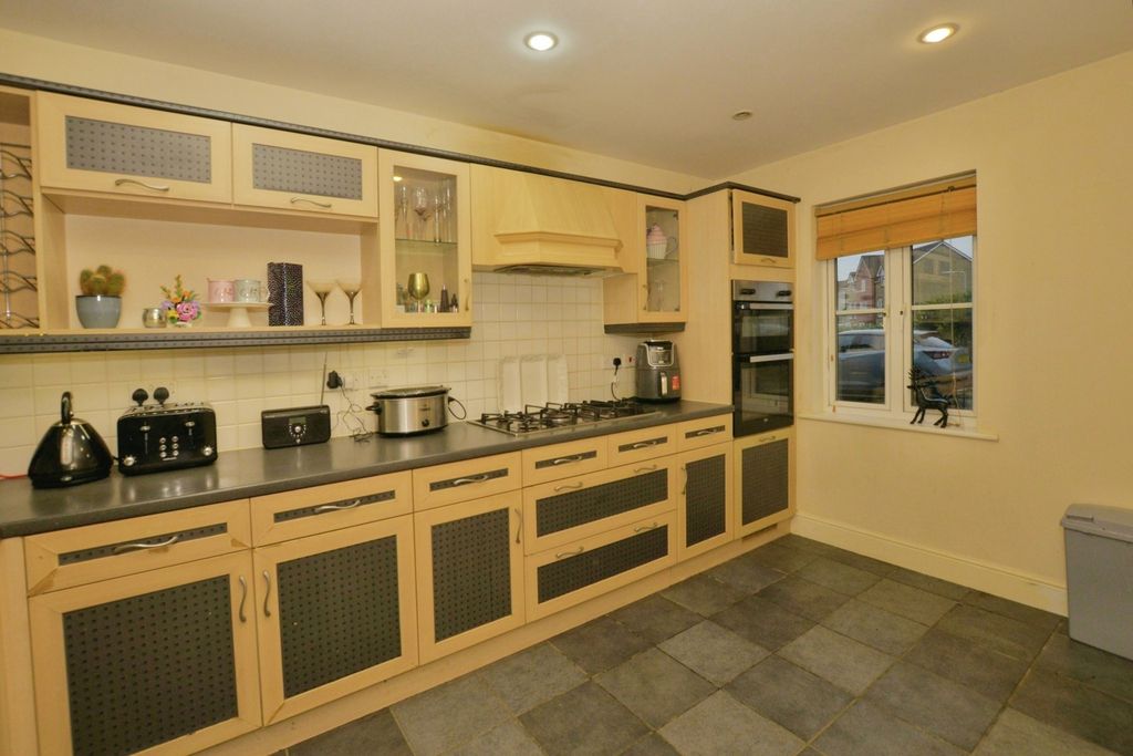 Property photo 2 of 20 Kitchen