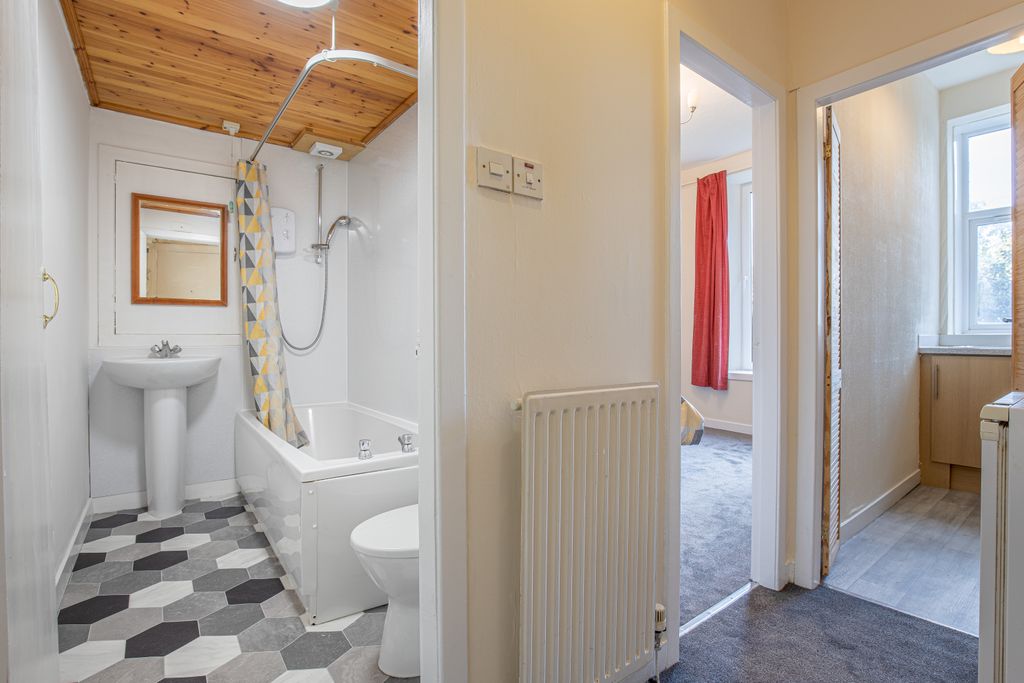 Property photo 3 of 8 Kitchen