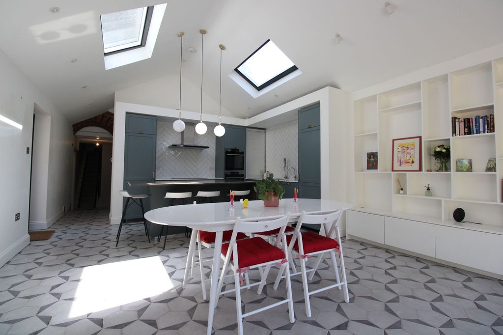 Property photo 2 of 30