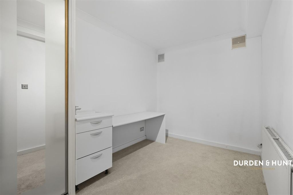 Property photo 2 of 19 Hawthorns