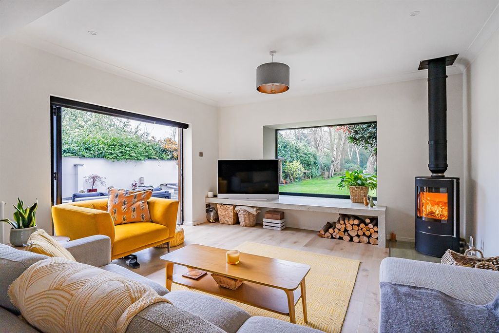 Property photo 2 of 23 Lounge