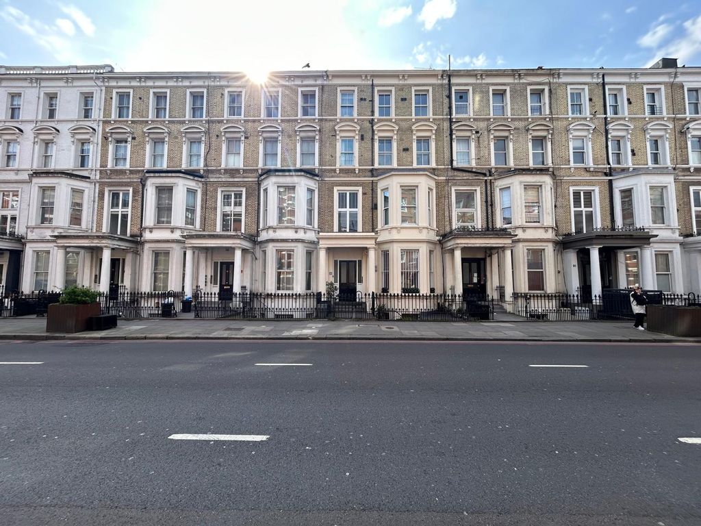 Property photo 1 of 10 2 Bed Flat To Rent Warwick Road, London Sw5