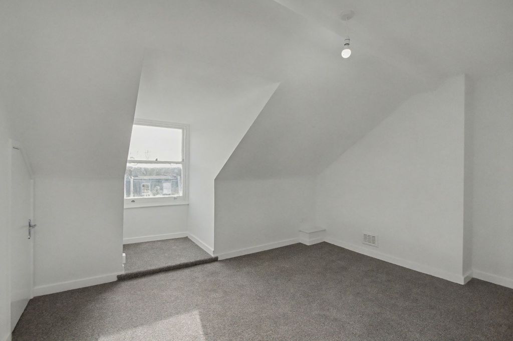 Property photo 2 of 8 Flat E, 83 Shirland Road, London W9 2El