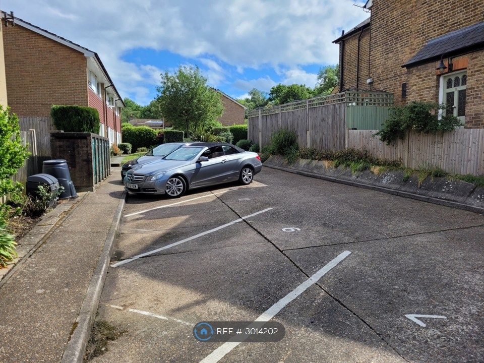 Property photo 3 of 9 Parking